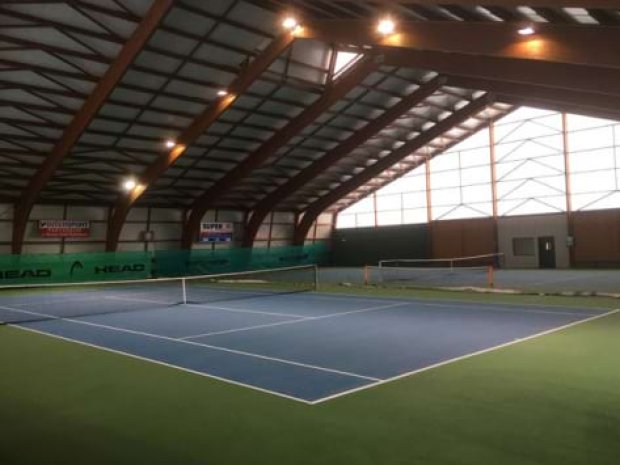 court de tennis couvert en stage sportif