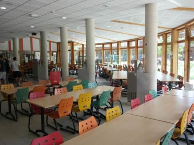 Salle de restauration pour enfants et ados en stages sportifs