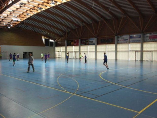 Jeunes en train de jouer au handball dans le centre de colonie de vacances du Choumouroux