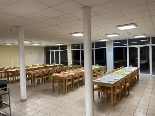 Grande salle avec équipements dans le centre de vacances Mont Joyeux