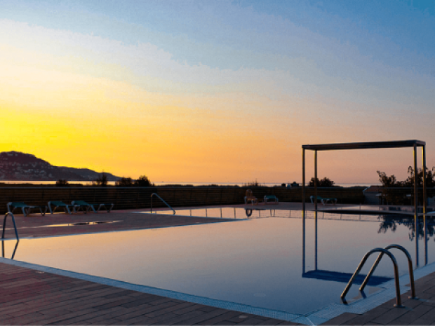 Couché de soleil vu depuis la piscine du camping Castell Mar qui accueille des jeunes en colo de vacances cet été