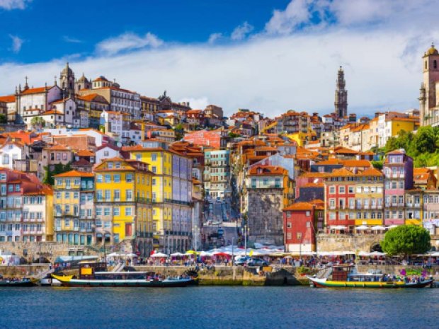 Panorama sur la ville et les murs colorés du Portugal où les jeunes sont partis cet été