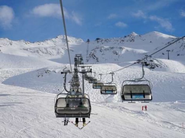 Télésiège des montagnes d'Autriche en hiver