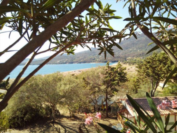 Vue sur la plage du camping Tikiti en Corse