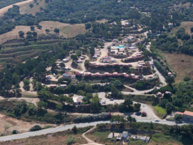 Vue aérienne du camping de la colonie de vacances en Corse