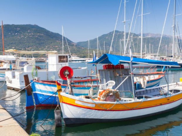 Vue sur un port de Corse visité durant la colonie de vacances