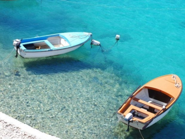 Eau turquoise avec des bateaux de pêcheurs en Croatie
