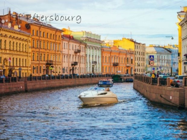 Canaux de Saint-Pétersbourg en colonie de vacances en Russie