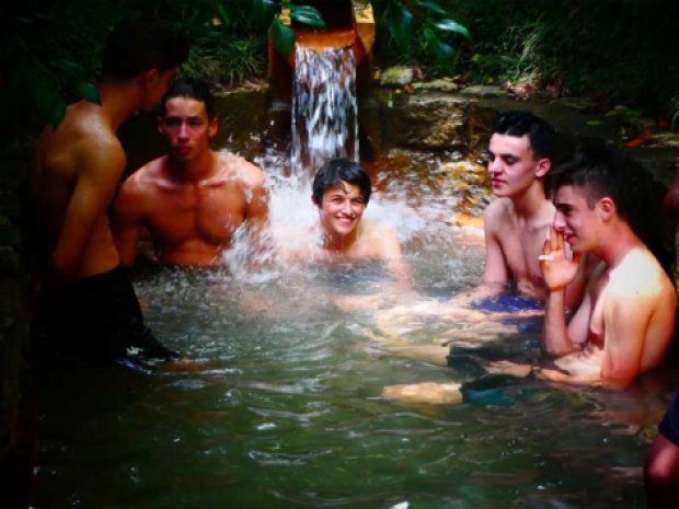 Adolescents en colonie de vacances se baignent dans une piscine naturelle du Portugal 