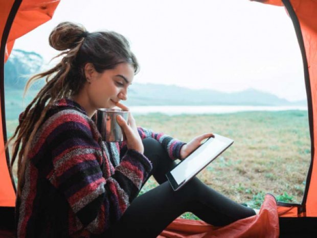 Adolescent qui profite des paysages du Portugal dans sa tente
