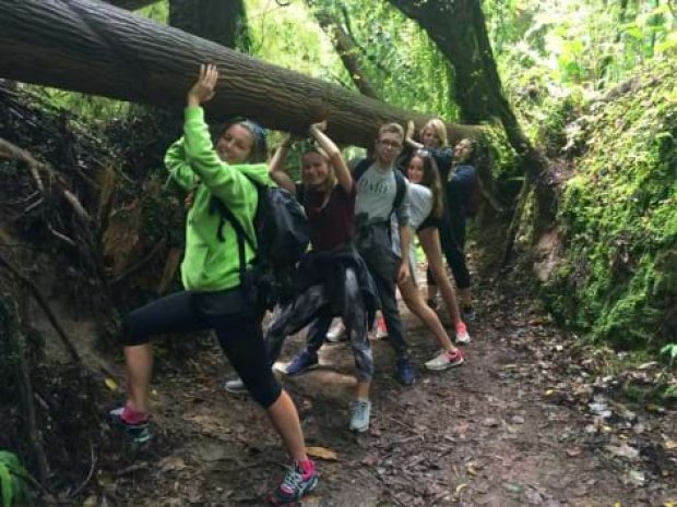 Ados en randonnée dans les bois pendant leur séjour au Portugal