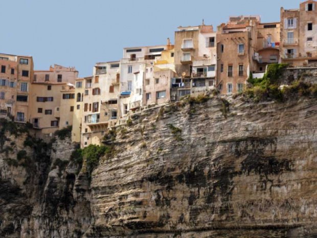 Maisons de Corse en bord d'une falaise 