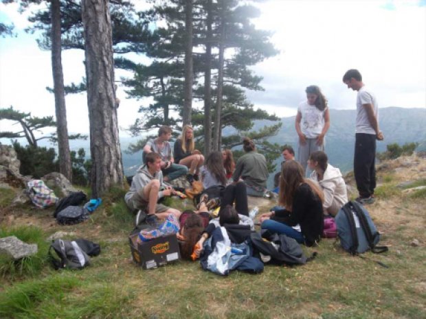 Adolescents en colonie de vacances en Corse pique-nique
