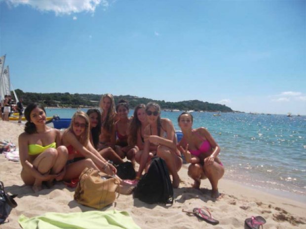 Adolescents en colonie de vacances sur les plages de Corse