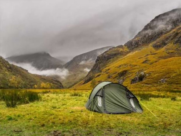 Bivouac dans la campagne irlandaise en colonie de vacances itinérante en Irlande