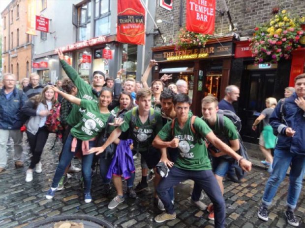Adolescents en colonie de vacances itinérante en Irlande
