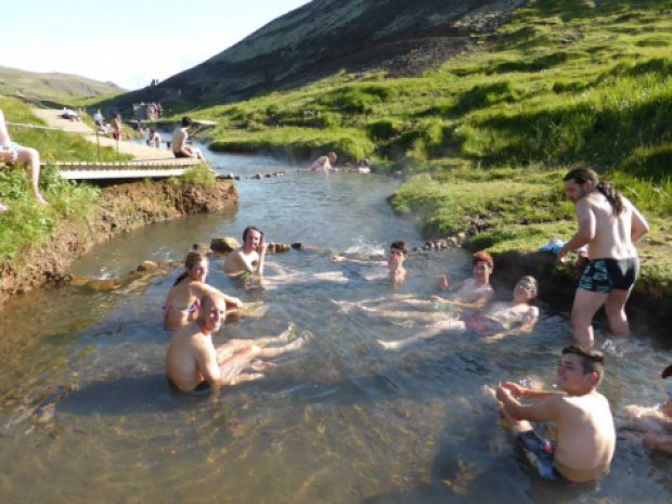 Ados en colonie de vacances dans les rivières d'Islande