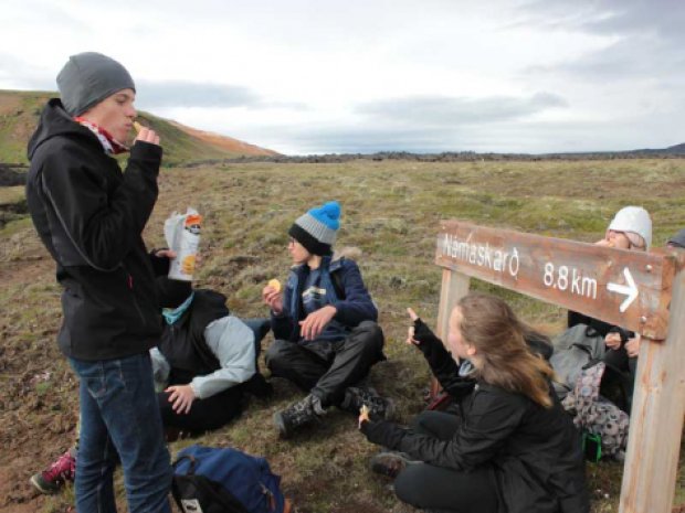 Ados en pique-nique en Islande pendant leur colonie de vacances