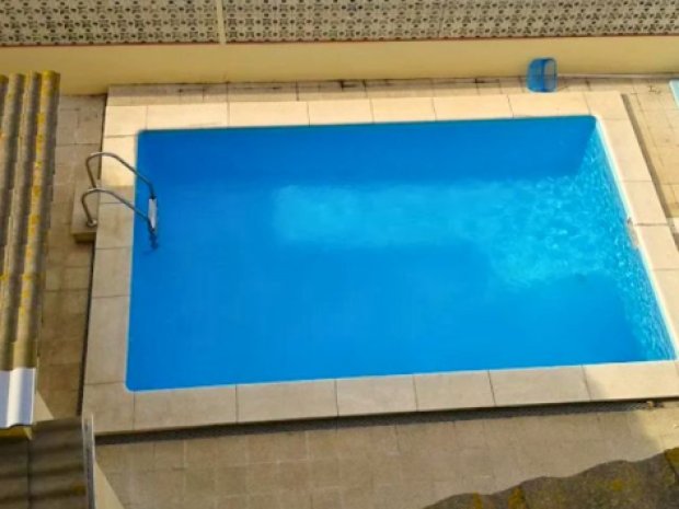 Vue sur la piscine du centre en colo