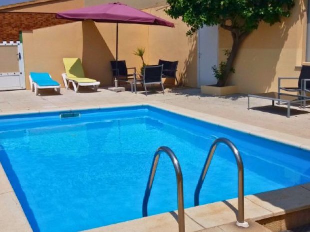 Piscine au centre de l'Esplai en Espagne ou logent les ados en colo