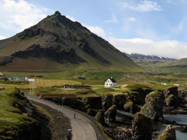 Maison isolé entre mer et montagne en Islande