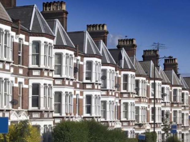 Façades des maisons de familles d'accueils à Londres