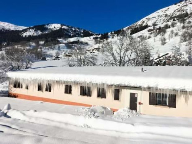 Façade enneigée du centre de la Chaudane à Hauteluce
