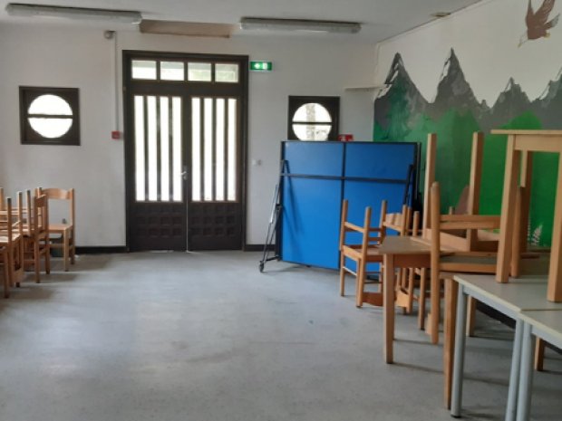 Salle d'activité rénovée avec une fresque de montagne sur les murs, dans le centre de vacances La Chaudane en Haute Savoie