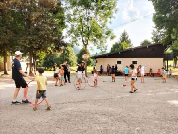 Enfants qui s'amusent en colo de vacances à Hauteluce cet été 