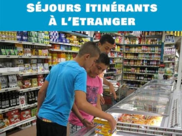 Ados faisant les courses pendant le séjour itinérant en été