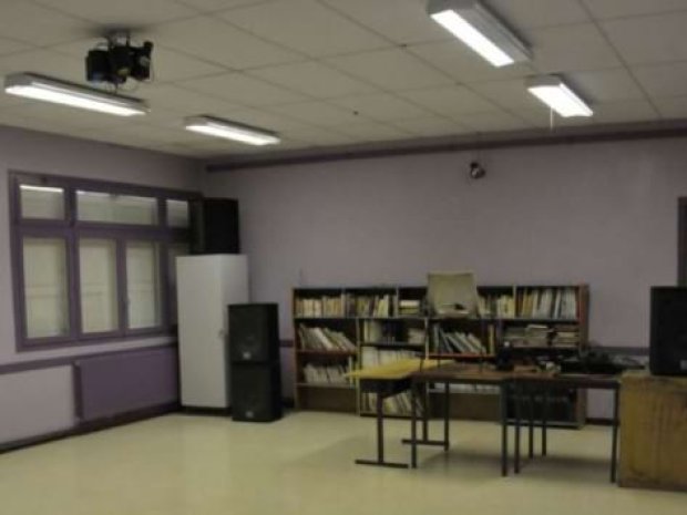 Salle de lecture et de détente du centre de colonie de vacances dans la Drôme