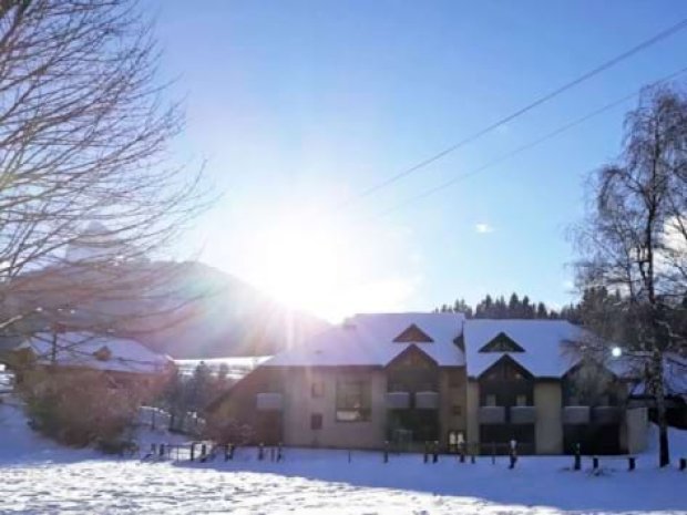 Vue globale sur l'extérieur du centre de colonie de vacances en hiver