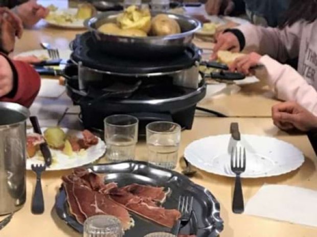 Raclette durant la colonie de vacances au centre de La Pousterle