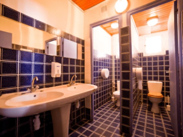 Vue sur la salle de bain dans le centre Vals d'Ecreins en colo