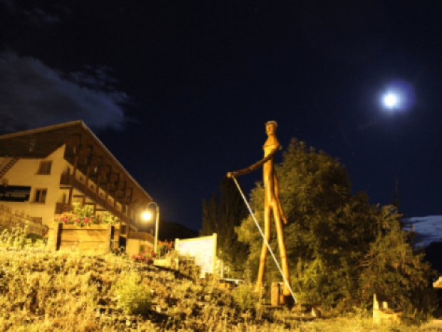 Chalet vu de nuit qui accueille les jeunes en colonie de vacances cet hiver 