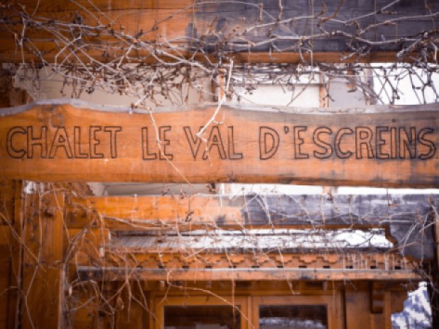 Vue sur l'hébergement Vals d'Escreins dans le Vars, qui accueille les enfants et ados en colonies de vacances cet hiver
