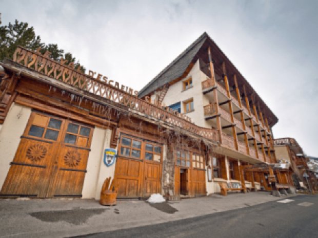 Vue sur le chalet qui accueille les jeunes en colonie de vacances durant l'hiver