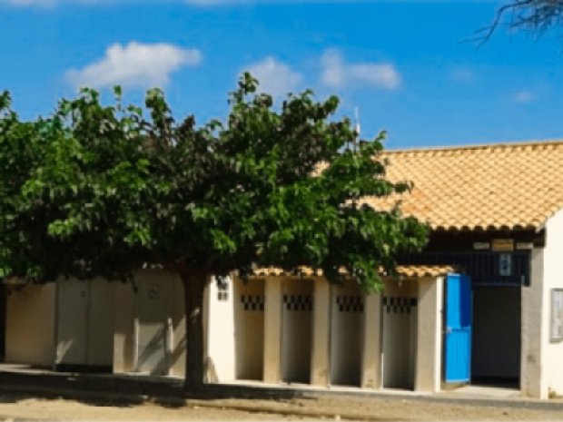 Vue sur les sanitaires du camping de colo Paradis Barberousse à Gruissan