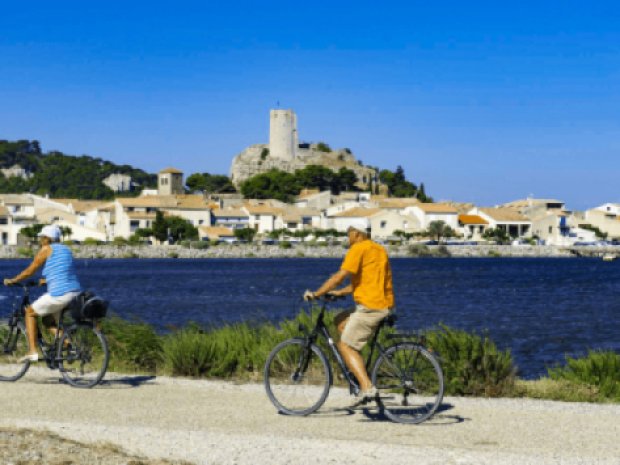 Vue sur Gruissan près de Narbonne qui accueille les jeunes en camping en colonie de vacances cet été