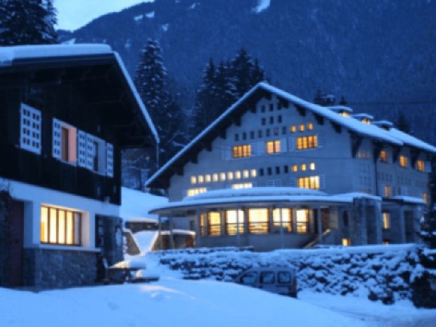Vue sur le chalet d'Aulps en colo de vacances de nuit