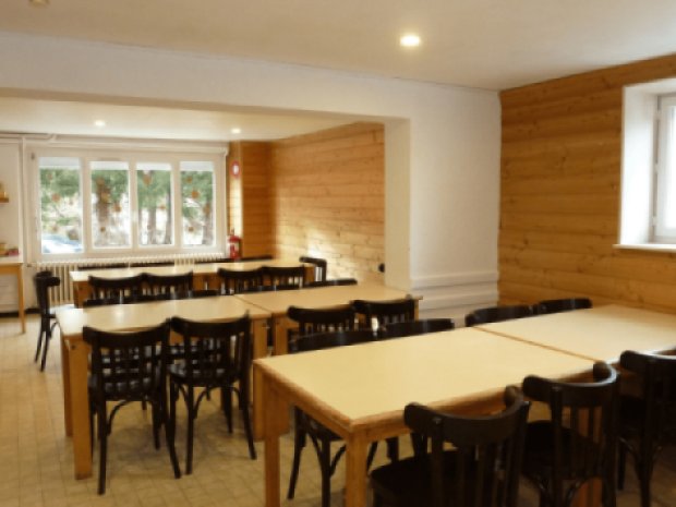 Espace de réfectoire dans le centre des Campanules en colonie de vacances