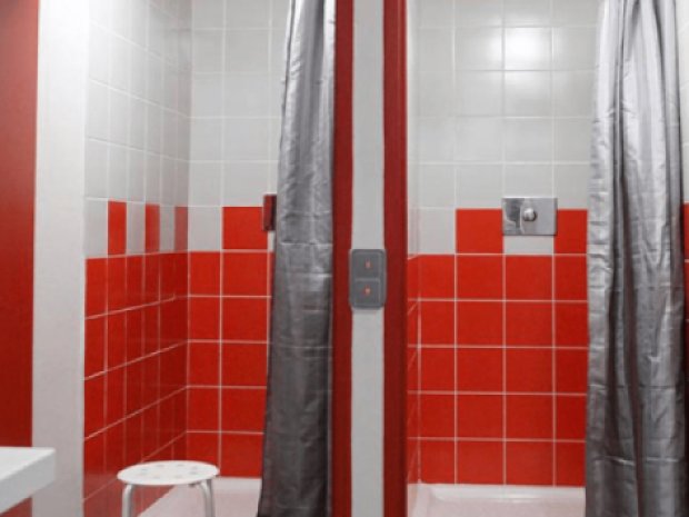 Sanitaires de l'hébergement de colonie de vacances le Tetras Lyre qui accueille des jeunes toute l'année