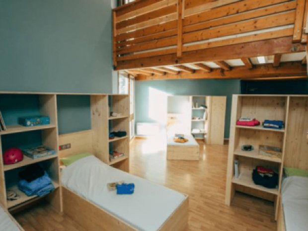 Salle commune du centre de colonie de vacances le Tetras Lyre qui accueille des jeunes toute l'année