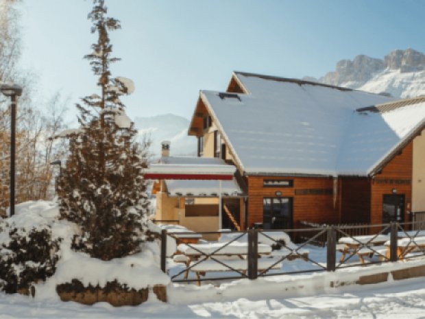 Vue en hiver sur le centre de vacances qui accueille des jeunes en colonie de vacances