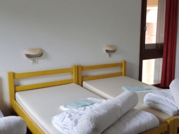 Vue sur une chambre dans l'hébergement à la Norma qui accueille des jeunes en colonies de vacances cet hiver