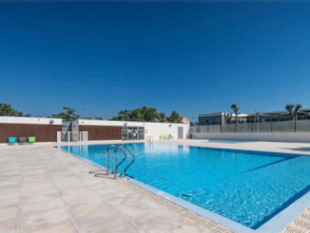 Vue sur la piscine du centre de colonie de vacances dans le Sud de la France qui accueille des jeunes ce printemps  