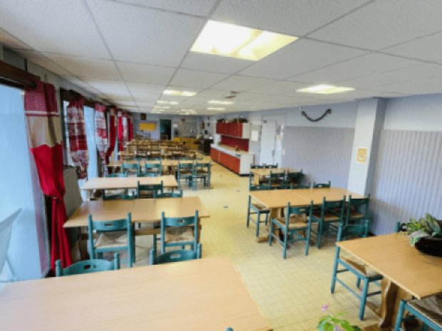 Réfectoire dans un centre qui accueille des jeunes en colonie de vacances