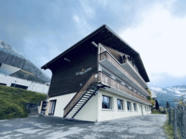 Vue extérieure d'un chalet de colonies de vacances de ski cet hiver, le Nid alpin en Haute Savoie