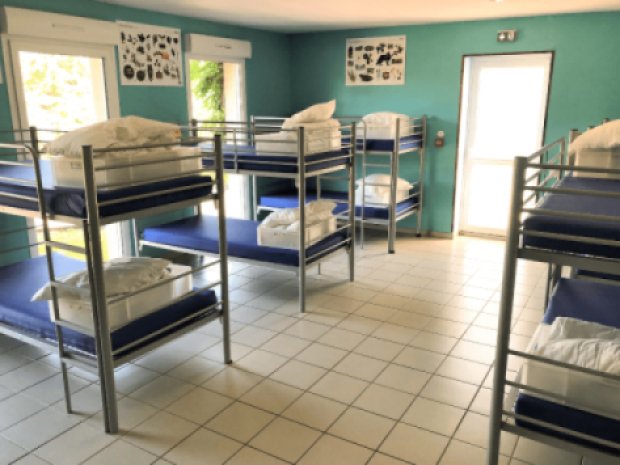 Chambre de l'hébergement de Bacilly qui accueille des jeunes en colo de vacances cet été