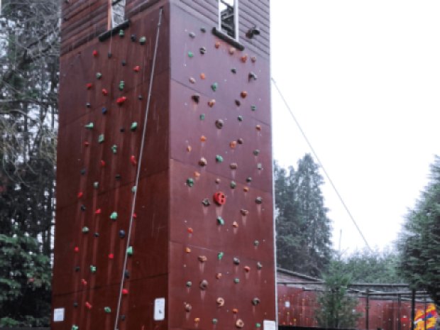 Mur d'escalade du centre de colo de vacances de Bacilly cet été